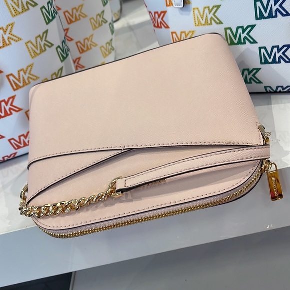 MICHAEL KORS
Jet Set Travel Medium Dome Crossbody Bag
Powder Blush 
NWT - Picture 6 of 16